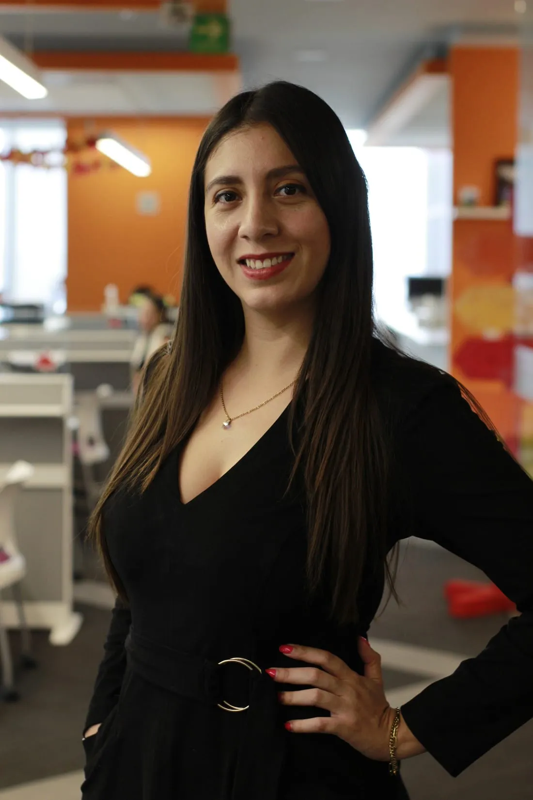 Carolina Izazaga sonriendo en las oficinas de GNP